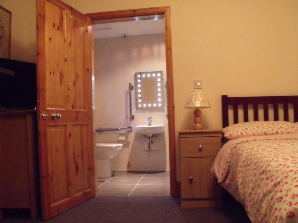 Cosy Ground Floor Disabled Friendly Room In Farm House Llandderfel Exterior photo